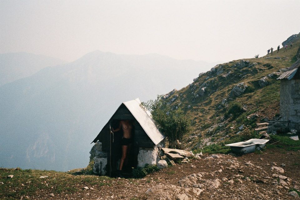 Jeune femme dans une cabane sur une montagne, par Marianne Maric